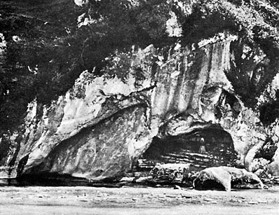 http://www.catholicpilgrims.com/lourdes/images/grottoold1.jpg